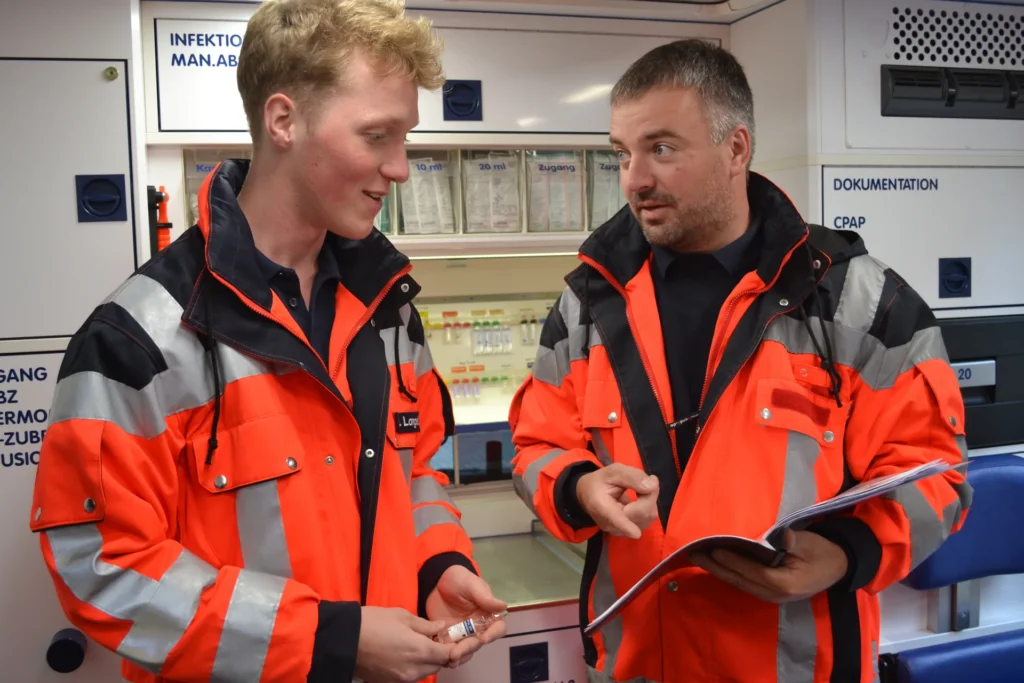 Notfallsanitäter-Ausbildung: Rettungskräfte im Rettungswagen