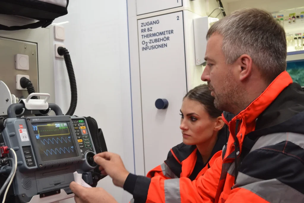 Rettungssanitäter-Ausbildung am EKG-Monitor