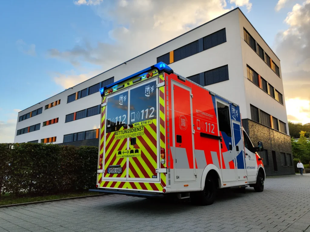 Rettungswagen des Rettungsdienstes Oberbergischer Kreis vor dem AGewiS-Schulungsgebäude